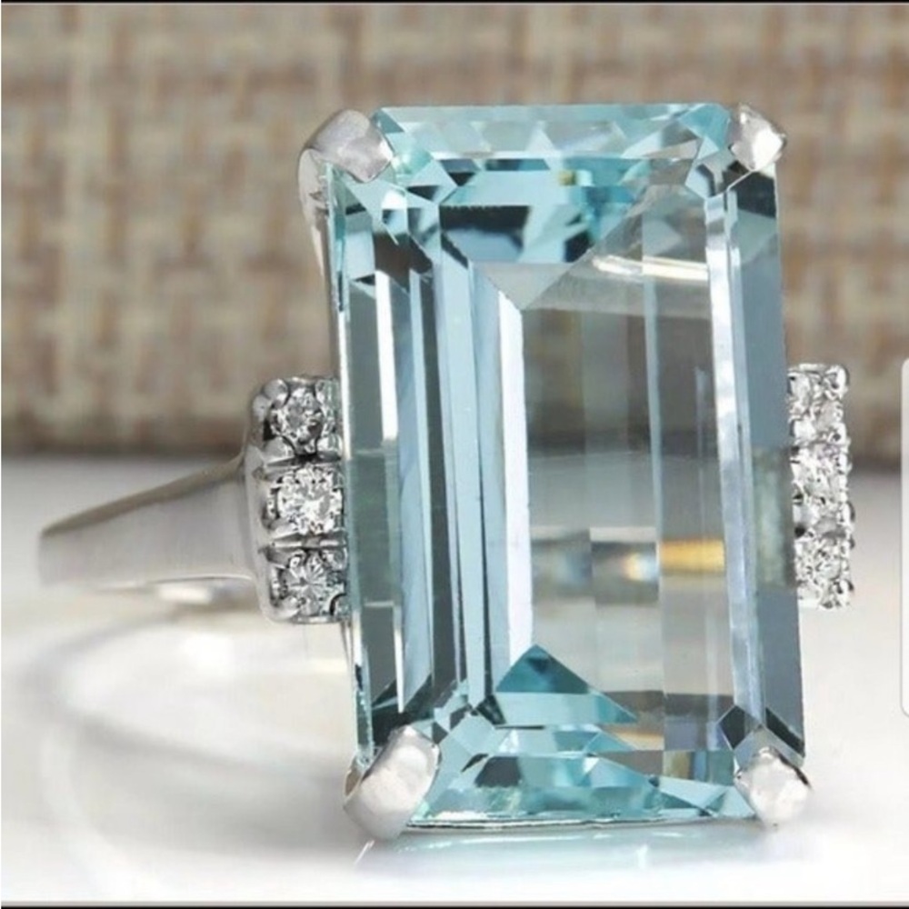 Elegant 9.25 Sterling Silver and Aquamarine Gemstone Ring